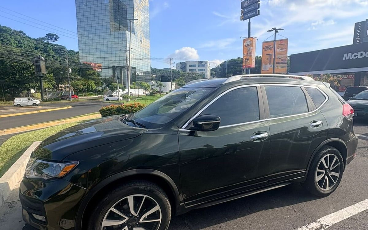 Nissan Rogue - Verde